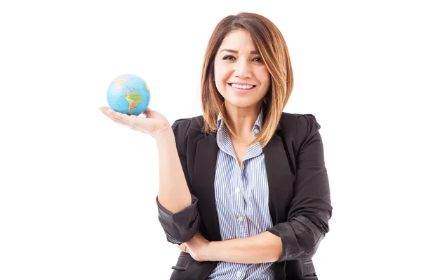Vrouw bedrijf globe — Stockfoto