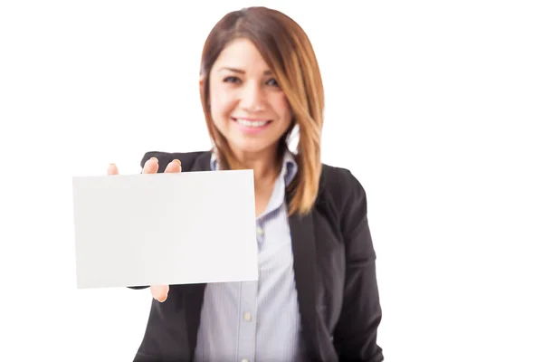 Frau im Anzug hält ein Schild hoch — Stockfoto