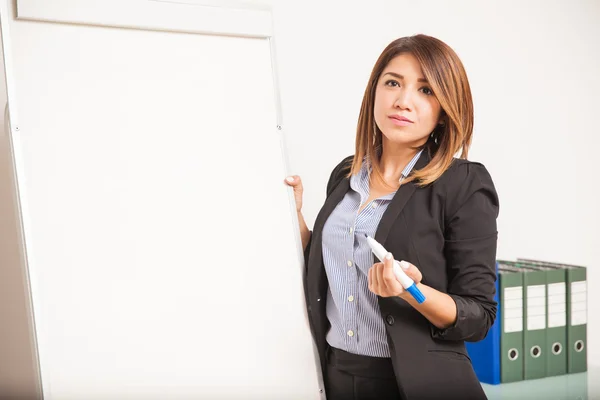 Mujer de negocios de pie junto a gráfico —  Fotos de Stock