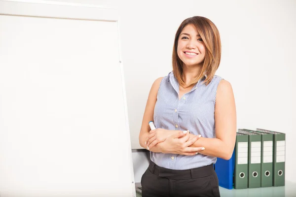 Profesor de pie junto a un rotafolio — Foto de Stock