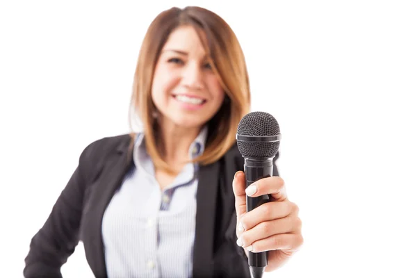 Apresentador entregando o microfone — Fotografia de Stock