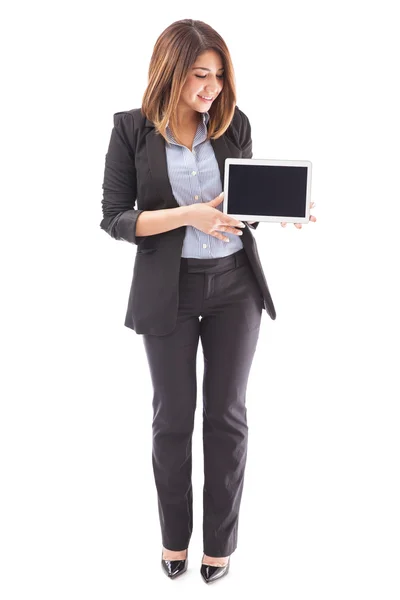 Vertriebsleiter hält Tablet in der Hand — Stockfoto