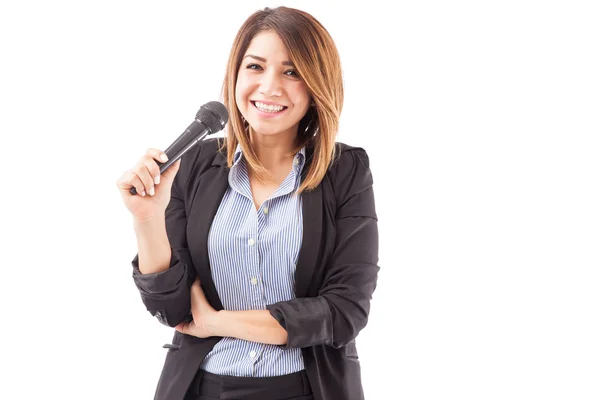 Podnikatelka drží mikrofon — Stock fotografie