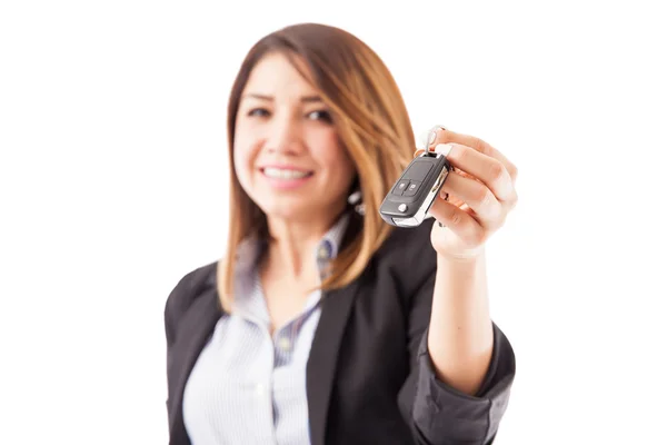 Executivo de vendas entregando chaves — Fotografia de Stock