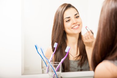 Biraz ruj koyarak İspanyol ve Latin esmer