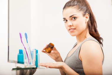 bir kutu hap tutan kadın