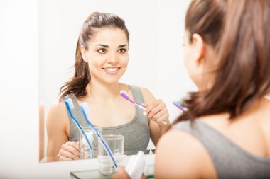 diş fırçası tutan kadın