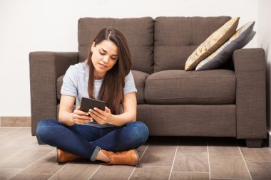 evde rahatlatıcı ve okuma esmer