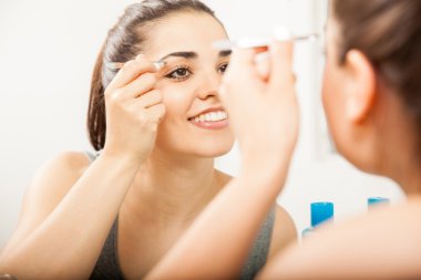 kadın koparma kaşları