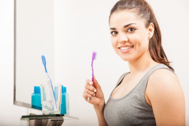 diş fırçası tutan kadın 