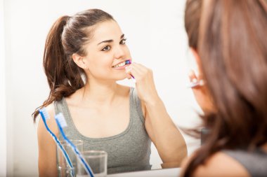  Dişlerini fırçalayan kadın.