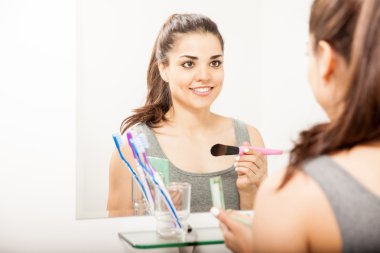  Biraz allık koyarak kadın