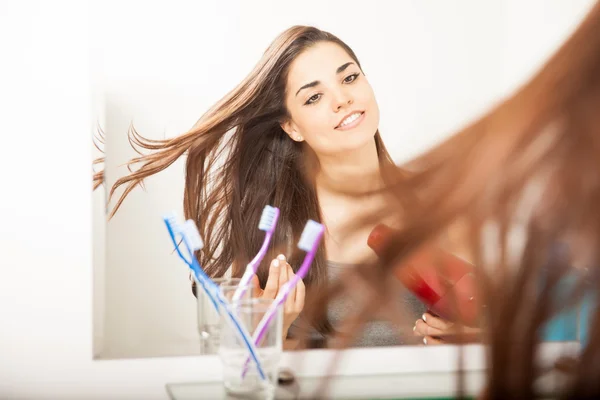Mujer usando un secador de pelo — Foto de Stock