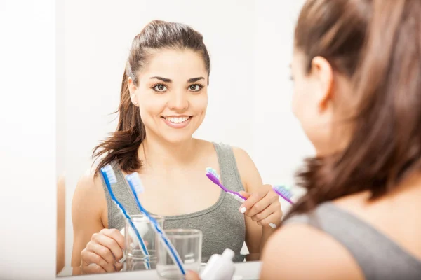 Woman brushing her teeth — Stock Photo, Image