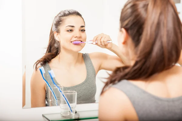 Vrouw poetst haar tanden — Stockfoto