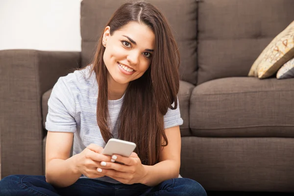 Mulher bonita usando um smartphone — Fotografia de Stock