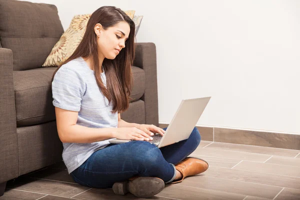 Morena usando un ordenador portátil — Foto de Stock