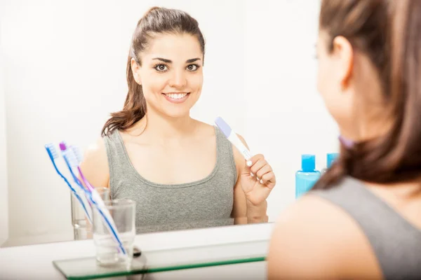 Kvinna som håller ett positivt graviditetstest — Stockfoto