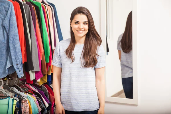 Mujer hispana sonriendo —  Fotos de Stock