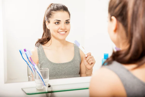 Vrouw op zoek naar een zwangerschapstest — Stockfoto