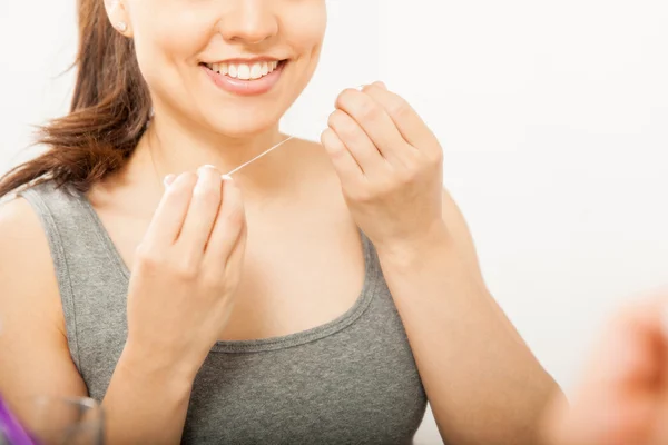 Žena používající zubní nit — Stock fotografie