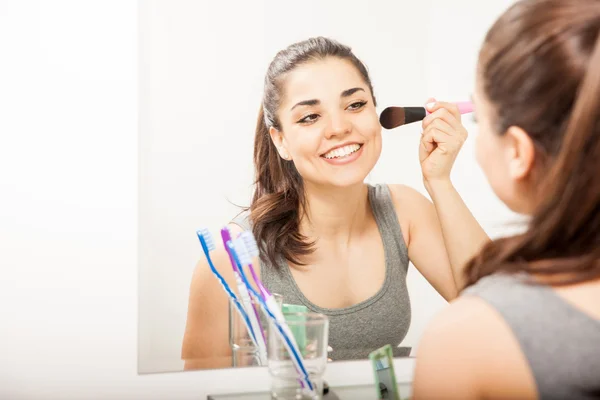 Mujer poniendo un poco de rubor — Foto de Stock