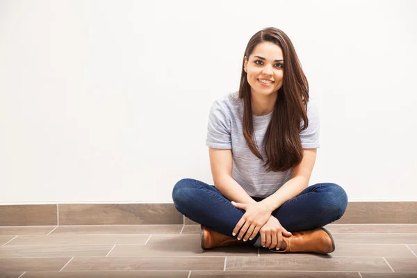 Jovem mulher sentada no chão — Fotografia de Stock