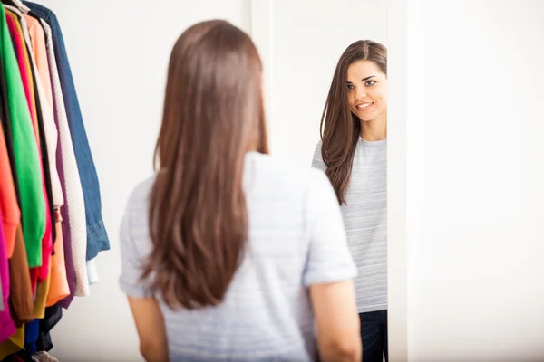 Donna guardando se stessa in uno specchio — Foto Stock