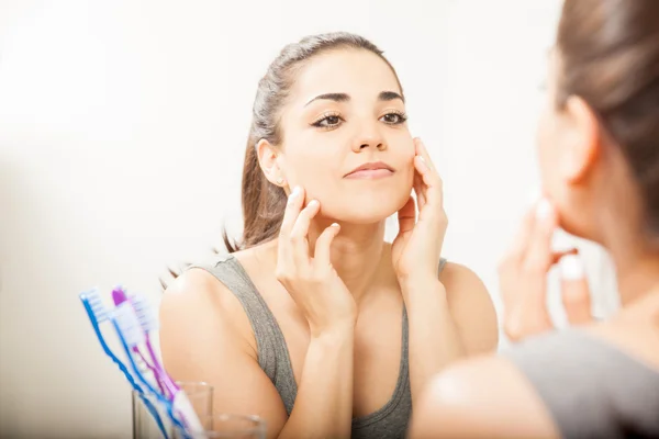 Mujer mirándose en el espejo — Foto de Stock