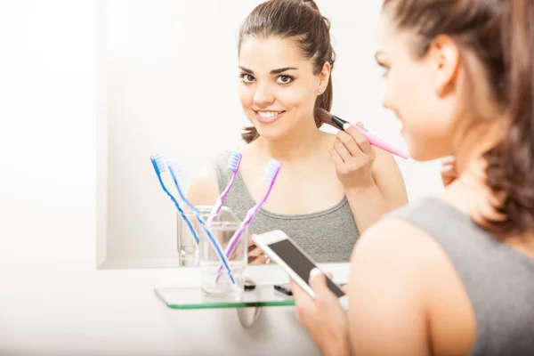 Drukke vrouw met behulp van haar smartphone — Stockfoto