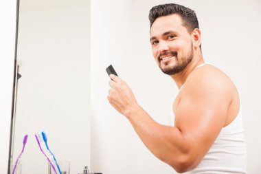 Adam saçını tarıyor. 