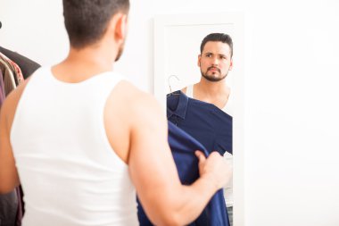  bir sakallı giyiniyor 