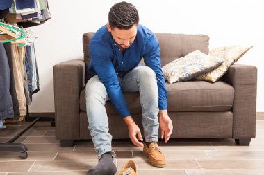  adam ayakkabılarını giyer