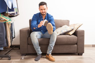 onun ayakkabı parlatma sakallı