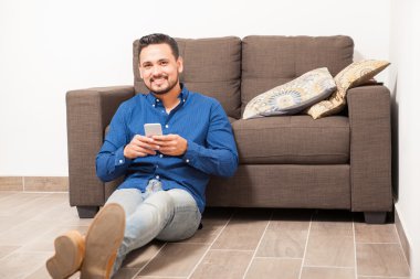 bir smartphone kullanarak adam