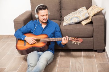 yeni bir gitar şarkı beste adam