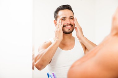 Yüzünde dondurma koyarak adam