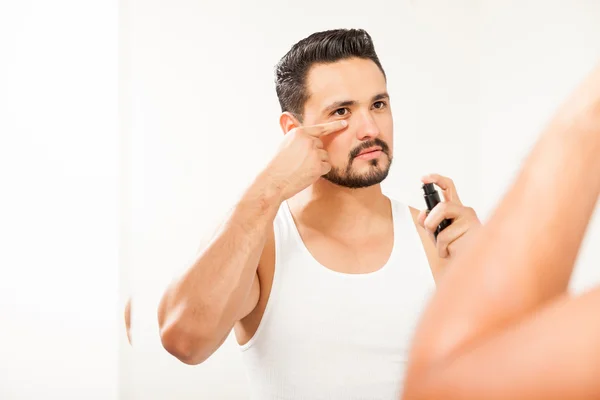 Man using some anti-aging cream — Stock Photo, Image