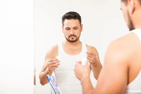 Man using dental floss — Stock Photo, Image