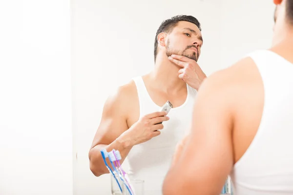 Junger Mann mit Rasiermesser — Stockfoto