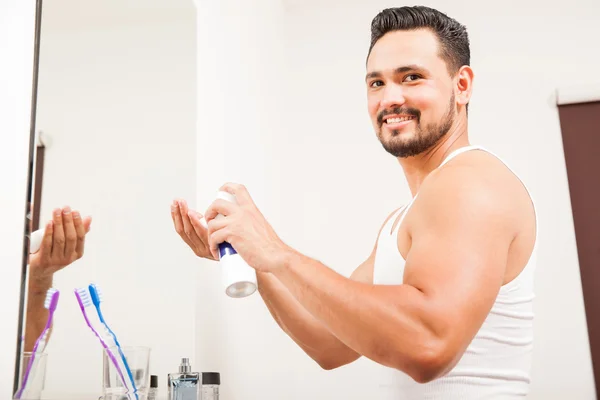 Uomo versando crema da barba — Foto Stock