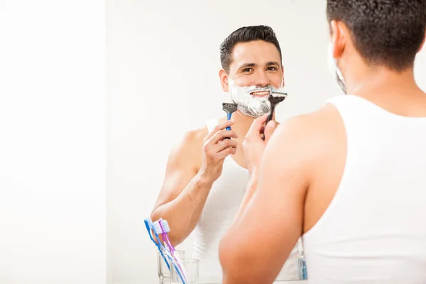 Man using a razor to shave — Stock Photo, Image