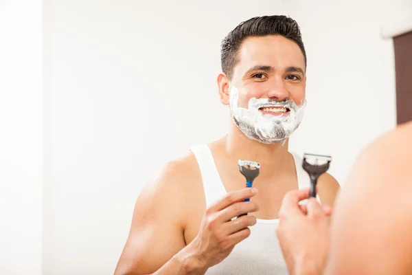 그의 수염 떨어져 면도 하는 남자 — 스톡 사진
