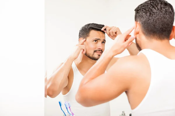 Cara penteando o cabelo — Fotografia de Stock