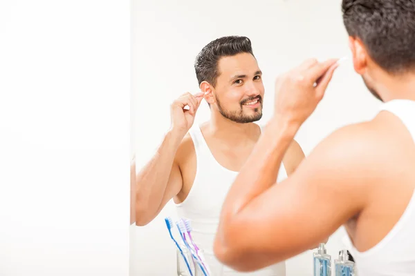 Hombre limpiando su oído — Foto de Stock