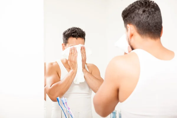 Homem usando uma toalha para secar o rosto — Fotografia de Stock