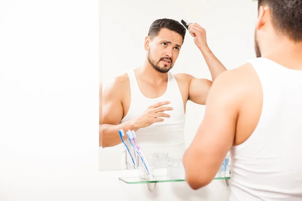 Uomo pettinarsi i capelli — Foto Stock