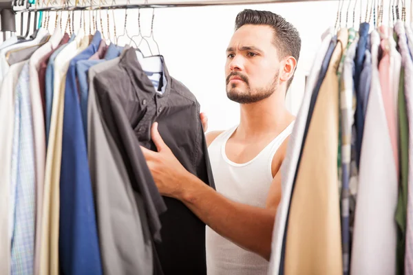 Человек, пытаясь найти правильный рубашка — стоковое фото