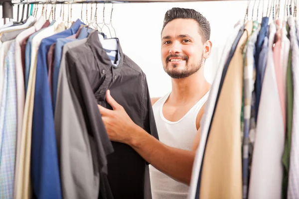 Mann schaut auf seinen Kleiderschrank — Stockfoto