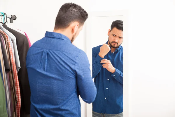 Spanischer Mann zieht sich an — Stockfoto